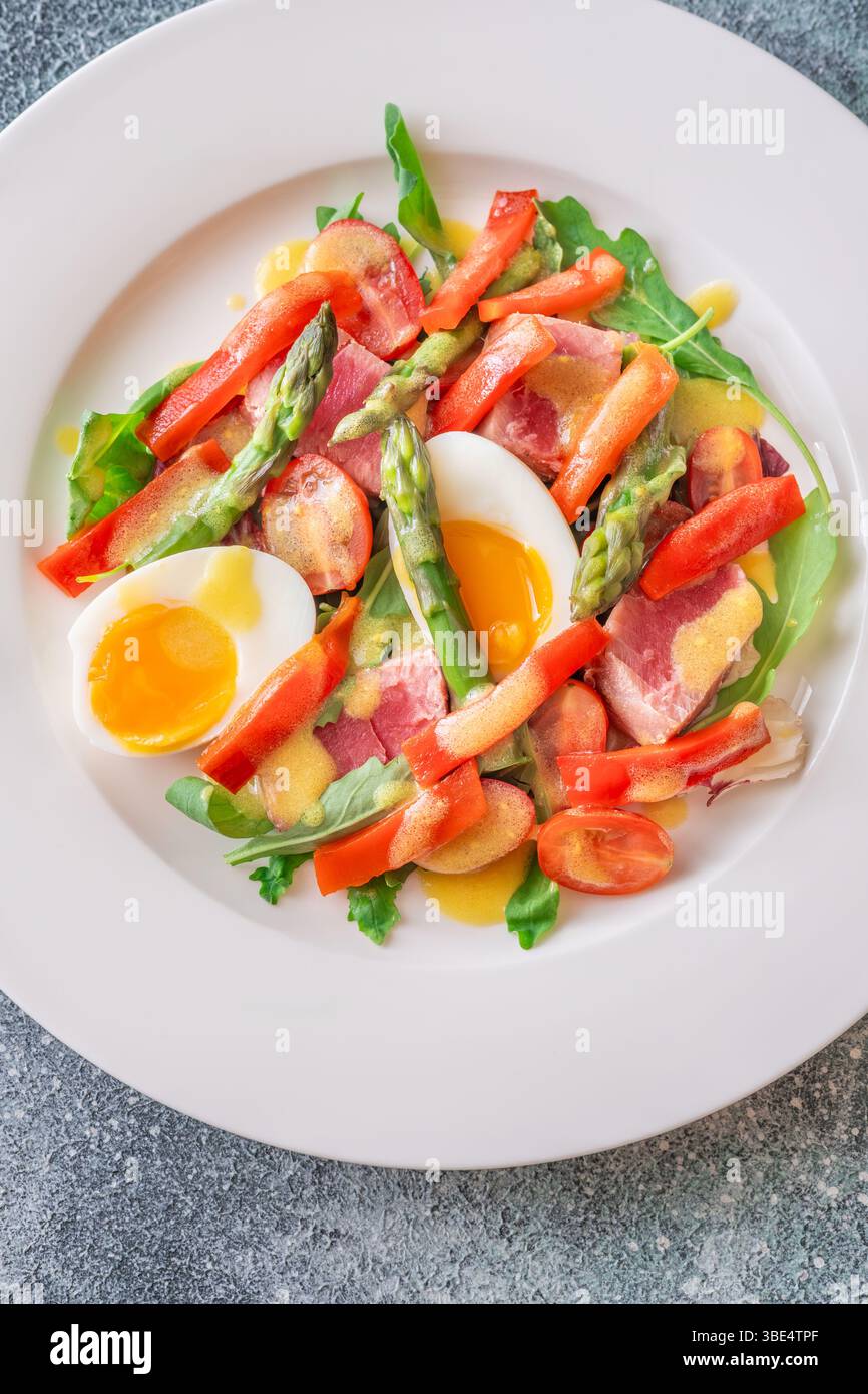 Helle Zutaten ruhen in Harmonie, weiche Texturen und kräftige Farben auf der Porzellanbühne Stockfoto