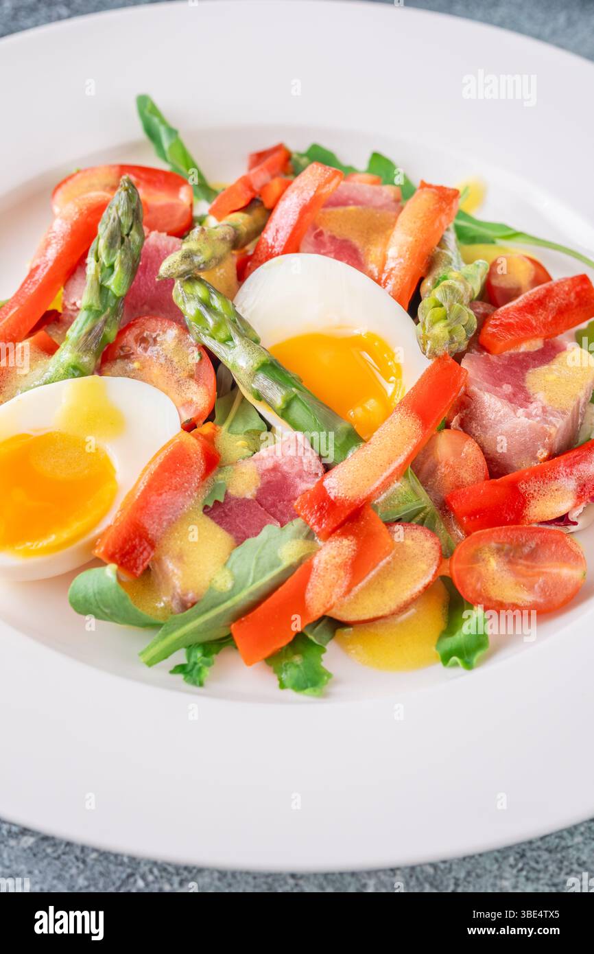 Helle Zutaten ruhen in Harmonie, weiche Texturen und kräftige Farben auf der Porzellanbühne Stockfoto