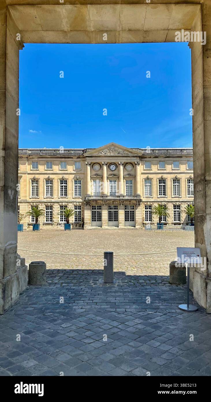 Das Château de Compiègne, Frankreich, besticht durch seine neoklassizistische Architektur, umrahmt von üppigen Gärten, die jahrhundertelange königliche Geschichte widerspiegelt Stockfoto