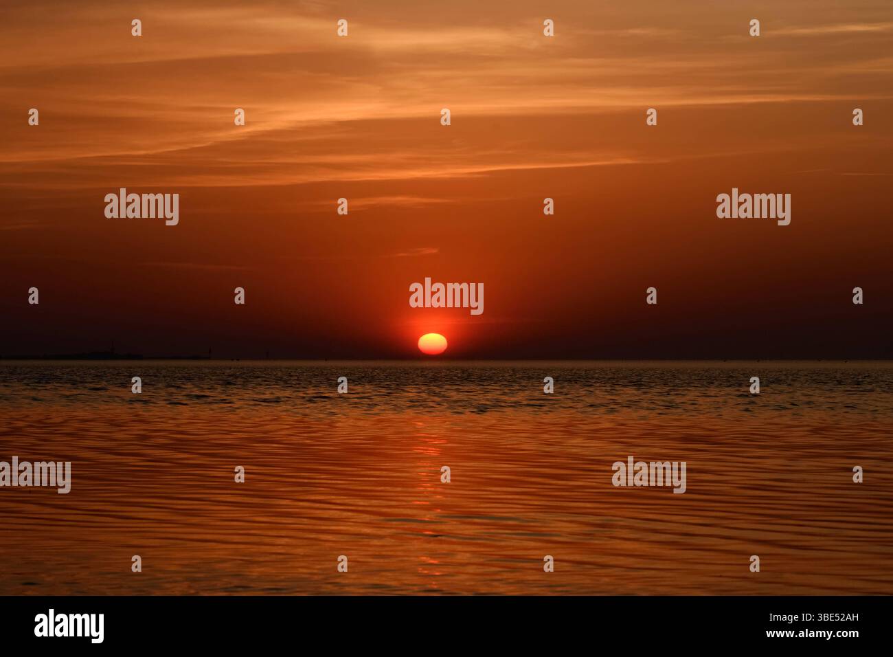 Feuerball... Cuxhaven * Nordsee *, Glutroter untergehende Sonne, Sonnenuntergang über dem Wattenmeer bei Duhnen, Sonne versinken im Meer, ein wunderschöner Tag geht zu Ende, Nordseeküste, Deutschland, Europa *** Fireball... Cuxhaven * Nordsee *, rot untergehende Sonne, Sonnenuntergang über dem Wattenmeer bei Duhnen, Sonne sinkt ins Meer, ein schöner Tag geht zu Ende, Nordseeküste, Deutschland, Europa Niedersachsen Deutschland, Europa Stockfoto