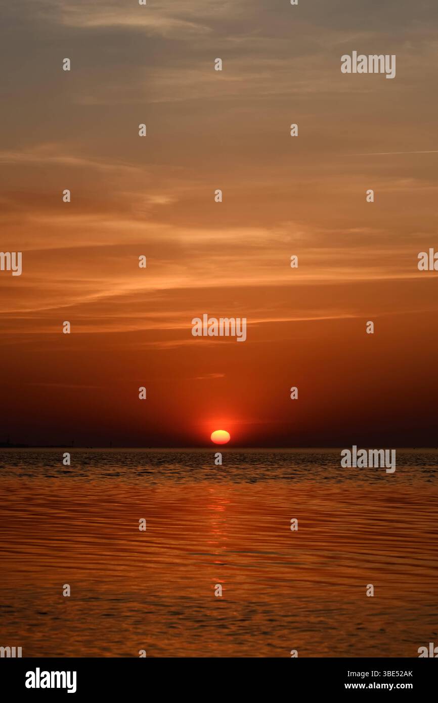 Feuerball... Cuxhaven * Nordsee *, Glutroter untergehende Sonne, Sonnenuntergang über dem Wattenmeer bei Duhnen, Sonne versinken im Meer, ein wunderschöner Tag geht zu Ende, Nordseeküste, Deutschland, Europa *** Fireball... Cuxhaven * Nordsee *, rot untergehende Sonne, Sonnenuntergang über dem Wattenmeer bei Duhnen, Sonne sinkt ins Meer, ein schöner Tag geht zu Ende, Nordseeküste, Deutschland, Europa Niedersachsen Deutschland, Europa Stockfoto