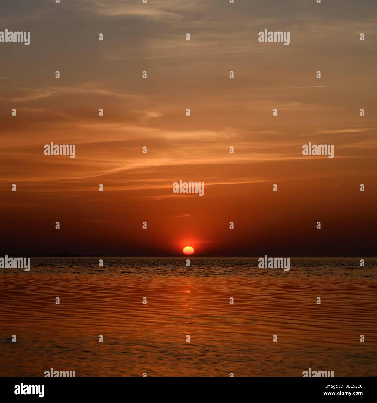 Feuerball... Cuxhaven * Nordsee *, Glutroter untergehende Sonne, Sonnenuntergang über dem Wattenmeer bei Duhnen, Sonne versinken im Meer, ein wunderschöner Tag geht zu Ende, Nordseeküste, Deutschland, Europa *** Fireball... Cuxhaven * Nordsee *, rot untergehende Sonne, Sonnenuntergang über dem Wattenmeer bei Duhnen, Sonne sinkt ins Meer, ein schöner Tag geht zu Ende, Nordseeküste, Deutschland, Europa Niedersachsen Deutschland, Europa Stockfoto