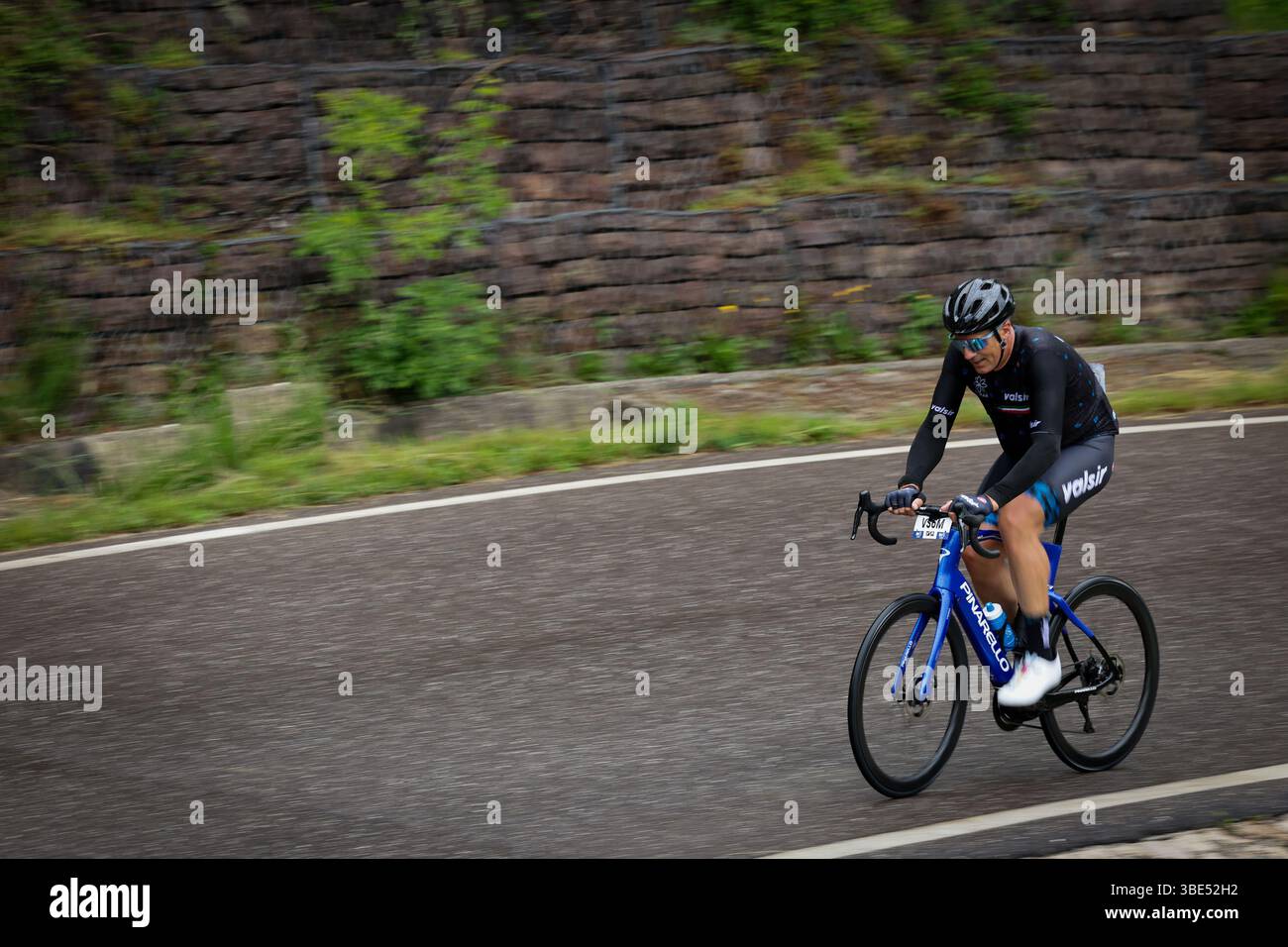 Italia. Mai 2025. Bühne 13 Rovereto - San Valentino (Brentonico) 27. Mai 2025. Sport - Radsport .Giro-E im Bild: Miguel Indurain (Foto: Alessandro Garofalo/LaPresse) Credit: LaPresse/Alamy Live News Stockfoto