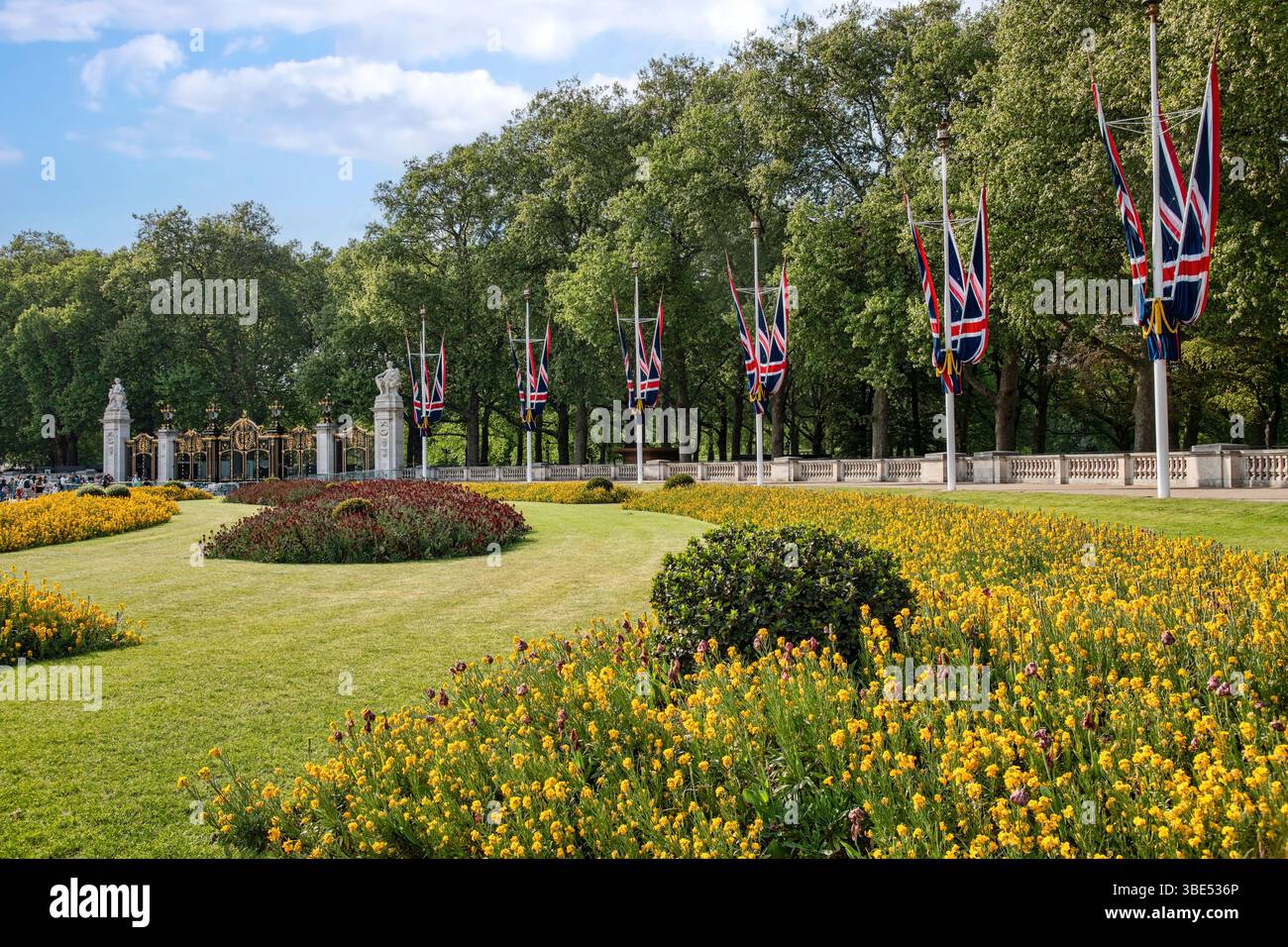 London, England, Großbritannien - 1. Mai 2025: Schöner blühender Blumengarten am Eingang zum Buckingham Palace, London. Stockfoto