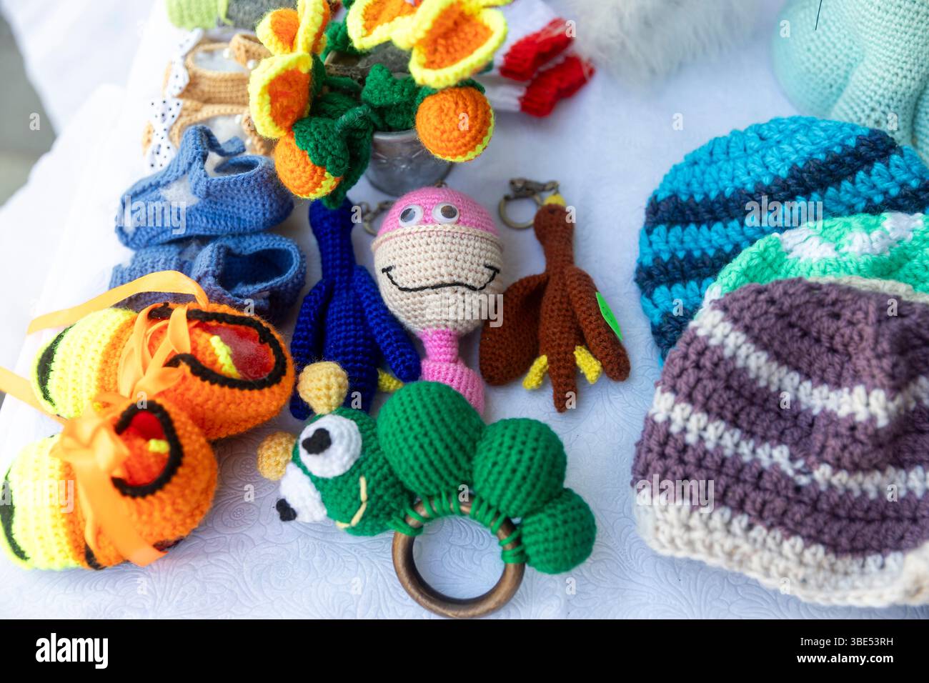 Handgefertigte Strickartikel für Babys zum Verkauf. Stockfoto