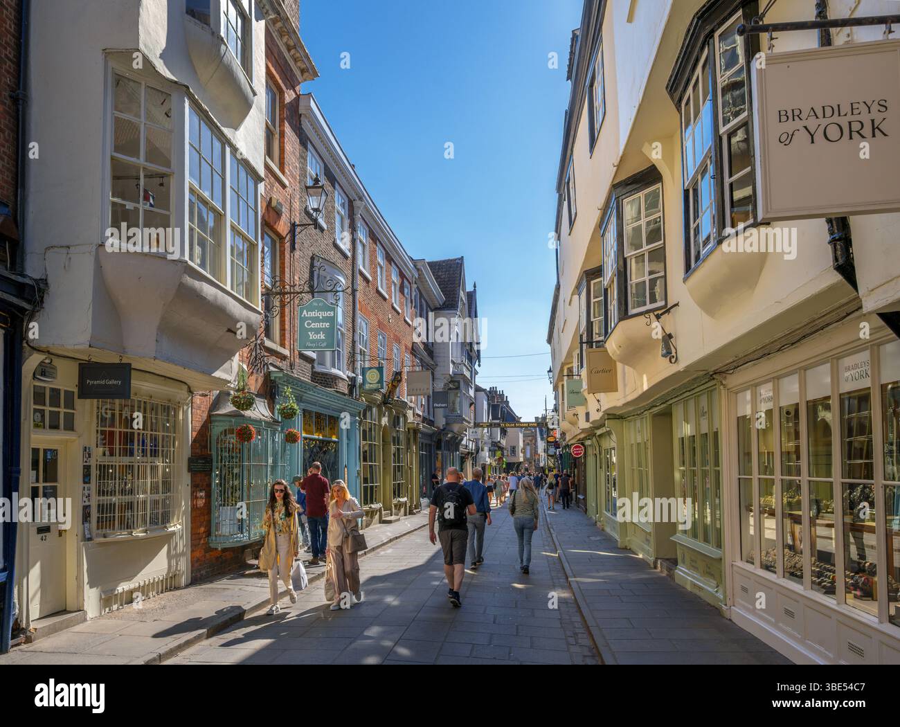 Geschäfte in Stonegate, York, North Yorkshire, England, Großbritannien Stockfoto