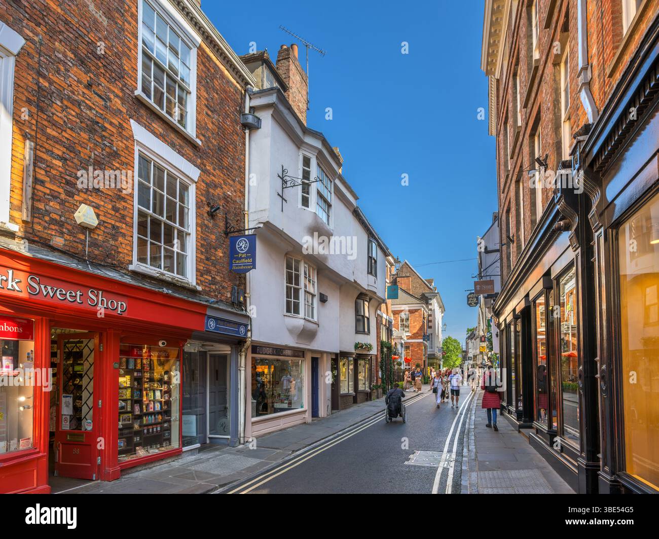 Geschäfte in Low Petergate, York, North Yorkshire, England, Großbritannien Stockfoto