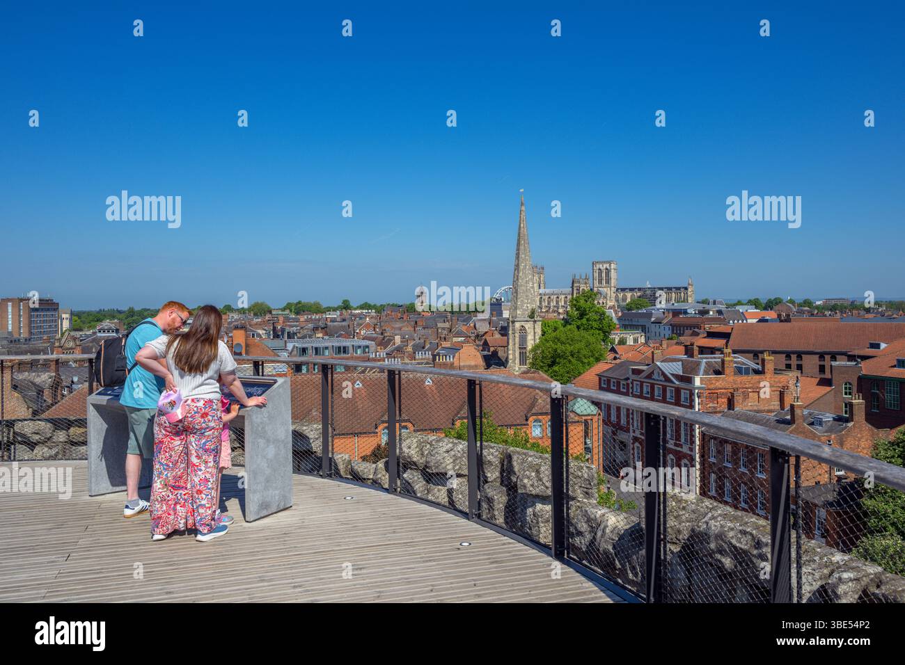 Blick von der Dachterrasse auf Clifford's Tower (ein Teil des alten York Castle) mit Blick auf York Minster, York, England, Großbritannien Stockfoto