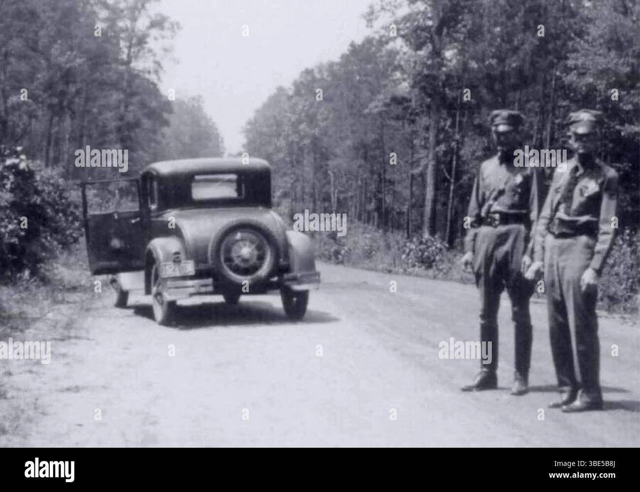 Bonny and Clydes Car (1932 Ford V-8), kurz nach dem Hinterhalt. Foto von FBI-Ermittlern am 23. Mai 1934. Bonnie Elizabeth Parker (1. Oktober 1910 – 23. Mai 1934) und Clyde Chestnut „Champion“ Barrow (24. März 1909 – 23. Mai 1934) waren amerikanische Outlaws, die mit ihrer Bande während der Großen Depression durch die ZentralVereinigten Staaten reisten und zwischen 1932 und 1934 eine Reihe krimineller Handlungen wie Banküberfälle, Entführungen und Morde begangen haben. Sie wurden von der Polizei überfallen und in Bienville Parish, Louisiana, erschossen. Stockfoto