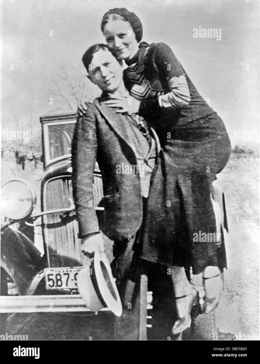 Bonnie Elizabeth Parker (1. Oktober 1910 – 23. Mai 1934) und Clyde Chestnut „Champion“ Barrow (24. März 1909 – 23. Mai 1934) waren amerikanische Outlaws, die mit ihrer Bande während der Großen Depression durch die ZentralVereinigten Staaten reisten und zwischen 1932 und 1934 eine Reihe krimineller Handlungen wie Banküberfälle, Entführungen und Morde begangen haben. Sie wurden von der Polizei überfallen und in Bienville Parish, Louisiana, erschossen. Stockfoto