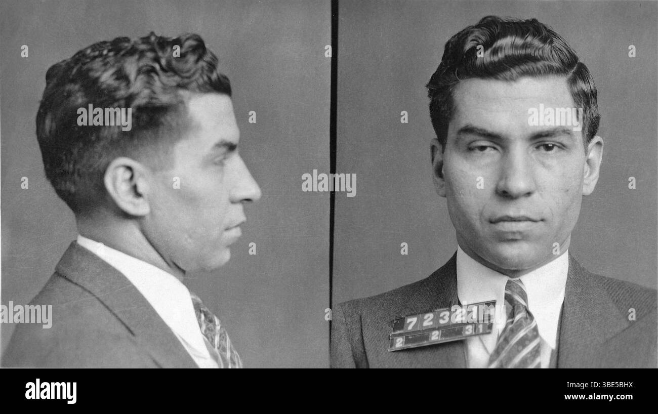 Charles Luciano (* 24. November 1897 in Salvatore Lucania–26. Januar 1962) war ein italienischer Gangster, der hauptsächlich in den Vereinigten Staaten operierte 1931. Er begann seine kriminelle Karriere in der Five Points Gang und war maßgeblich an der Entwicklung des National Crime Syndicate beteiligt. Luciano gilt als Vater der italienisch-amerikanischen Mafia für die Gründung der Kommission im Jahre 1931, nachdem er den Boss of Bosses Titel von Salvatore Maranzano nach dem Castellammarese-Krieg abgeschafft hatte. Er war auch der erste offizielle Boss der M Stockfoto