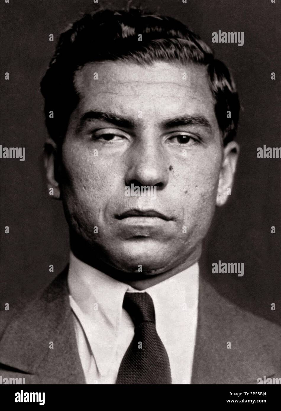 1936 Fahndung von Lucky Luciano. Charles Lucky Luciano (* 24. November 1897 in Salvatore Lucania – 26. Januar 1962) war ein italienischer Gangster, der hauptsächlich in den Vereinigten Staaten operierte. Er begann seine kriminelle Karriere in der Five Points Gang und war maßgeblich an der Entwicklung des National Crime Syndicate beteiligt. Luciano gilt als Vater der italienisch-amerikanischen Mafia für die Gründung der Kommission im Jahre 1931, nachdem er den Boss of Bosses Titel von Salvatore Maranzano nach dem Castellammarese-Krieg abgeschafft hatte. Er war auch der erste offizielle Boss der modernen Genoveser Kriminalfamilie Stockfoto