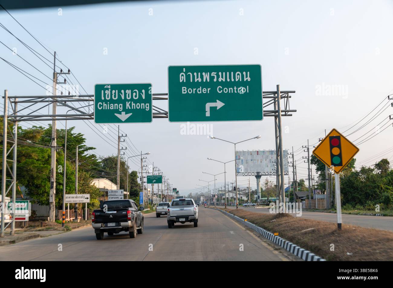 Verkehr auf der 1020 von Chiang Rai in Richtung Chiang Khong und Grenzkontrolle Stockfoto