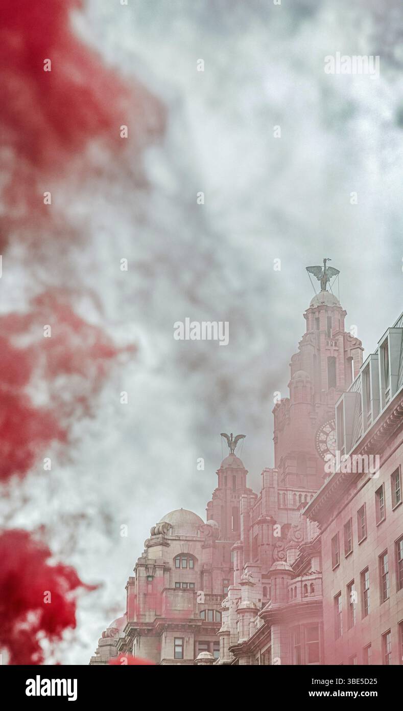 Royal Liver Building, rote Fackeln, Rauch und Feuerwerk während der Siegesparade zur Feier der Trophäe des Liverpool FC Premier League. Liverpool, Großbritannien, 26. Mai Stockfoto