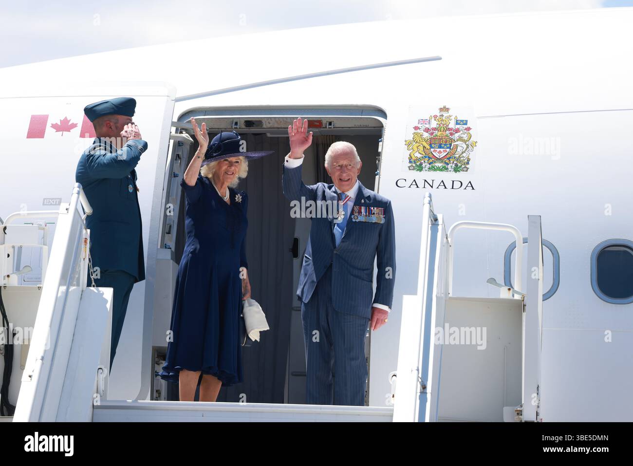 König Karl III. Und Königin Camilla steigen am Ende des königlichen zweitägigen Besuchs in Kanada am Flughafen Ottawa in ihr Flugzeug. Bilddatum: Dienstag, 27. Mai 2025. Stockfoto