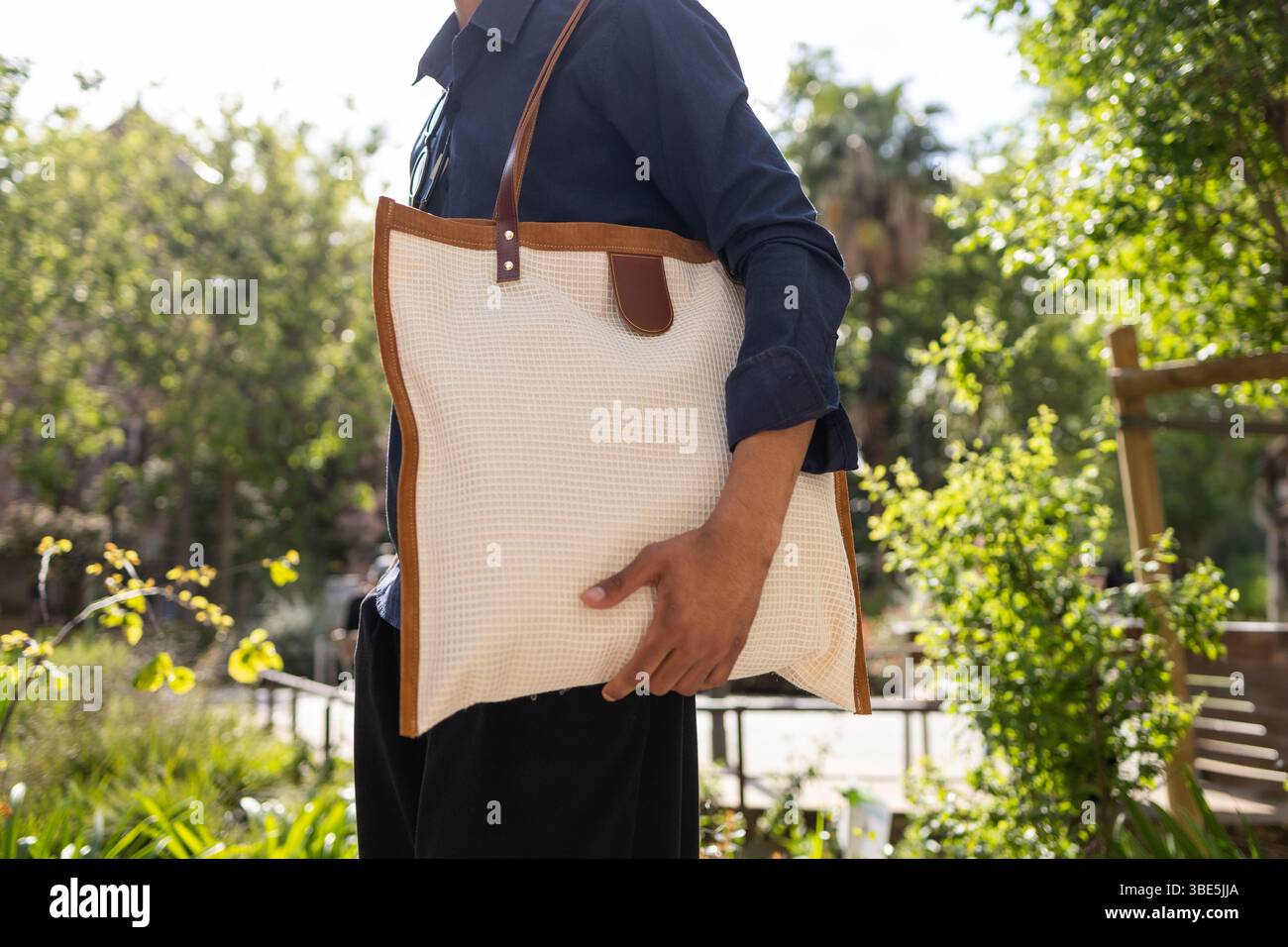 Eine modische, umweltfreundliche Tasche, die sich ideal für den täglichen Gebrauch und Besorgungen eignet. Diese Tasche besteht aus strapazierfähigen Materialien und verleiht jedem Outfit Stil und Komfort Stockfoto