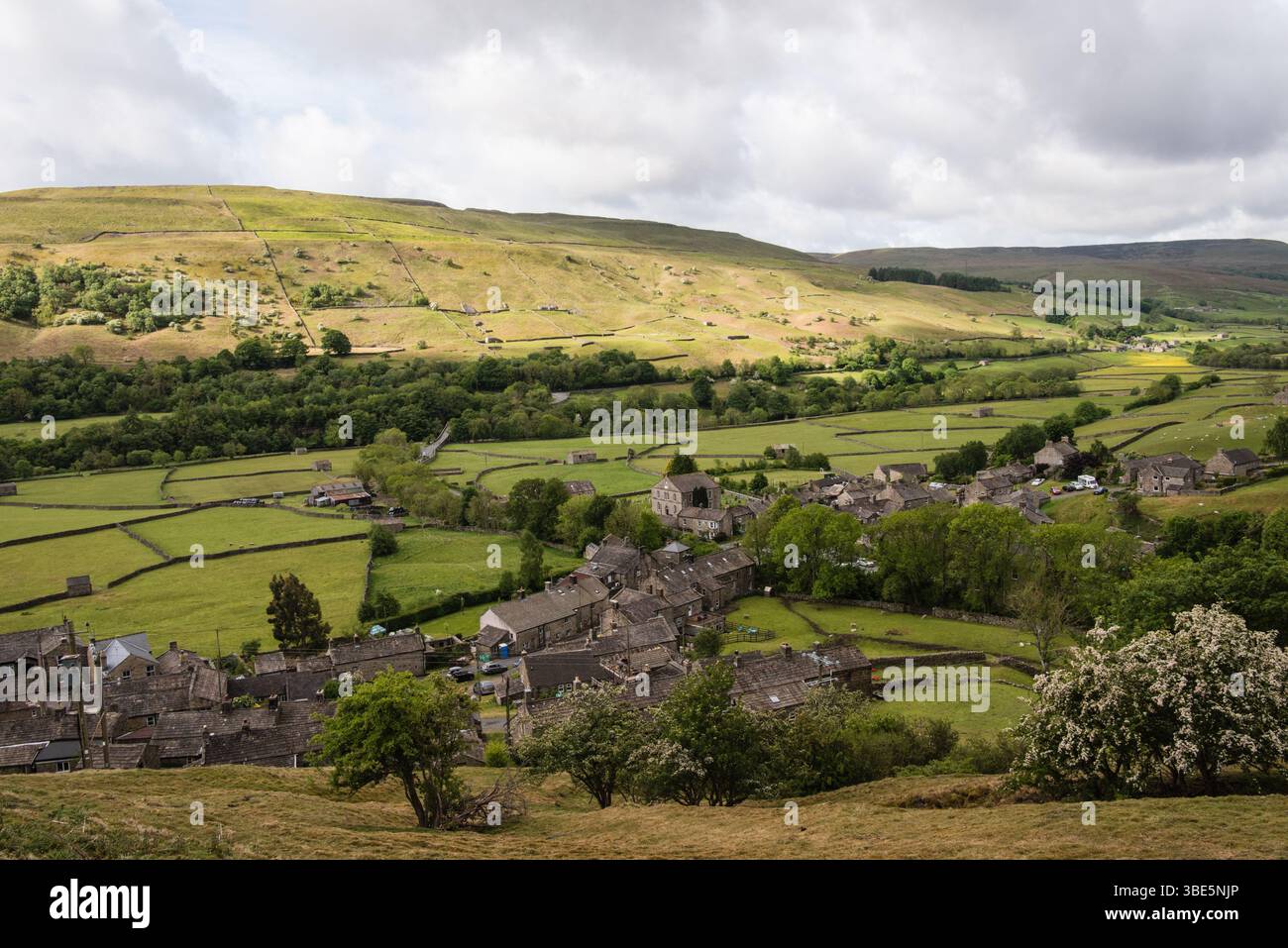 Dramatische Vies von Swaledale in den Yorkshire Dales im Frühling mit großem Himmel und traditionellen Steinmauern und Steinscheunen Stockfoto