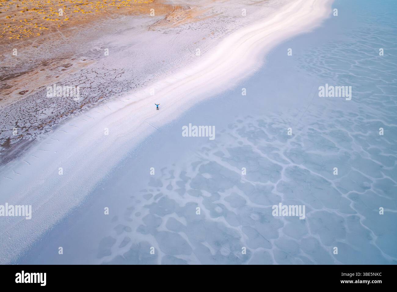 Blick aus der Vogelperspektive auf die atemberaubenden Salinas Grandes Salinen in Salta, Argentinien. Der starke Kontrast zwischen der weißen Salzoberfläche und den Schatten erzeugt Stockfoto