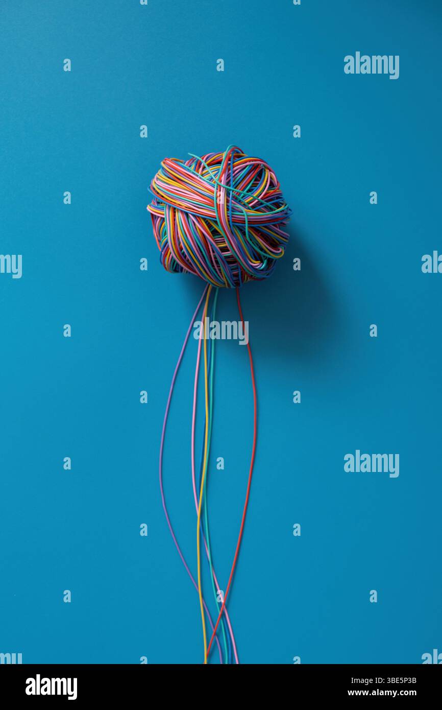 Der Einfluss des Internets auf Bildung, soziale Fähigkeiten und psychische Gesundheit ist immens. Es bietet sowohl Chancen als auch Herausforderungen, die den Geist prägen Stockfoto