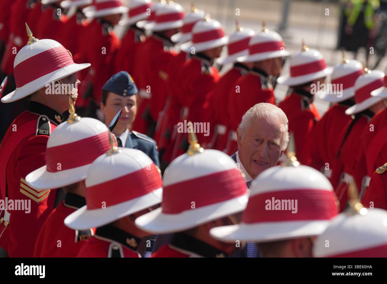 Ottawa, Kanada. Mai 2025. König Karl führt seine Inspektion der Ehrenwache vor dem Senatsgebäude in Ottawa am Dienstag, den 27. Mai 2025 durch. Quelle: The Canadian Press/Alamy Live News Stockfoto