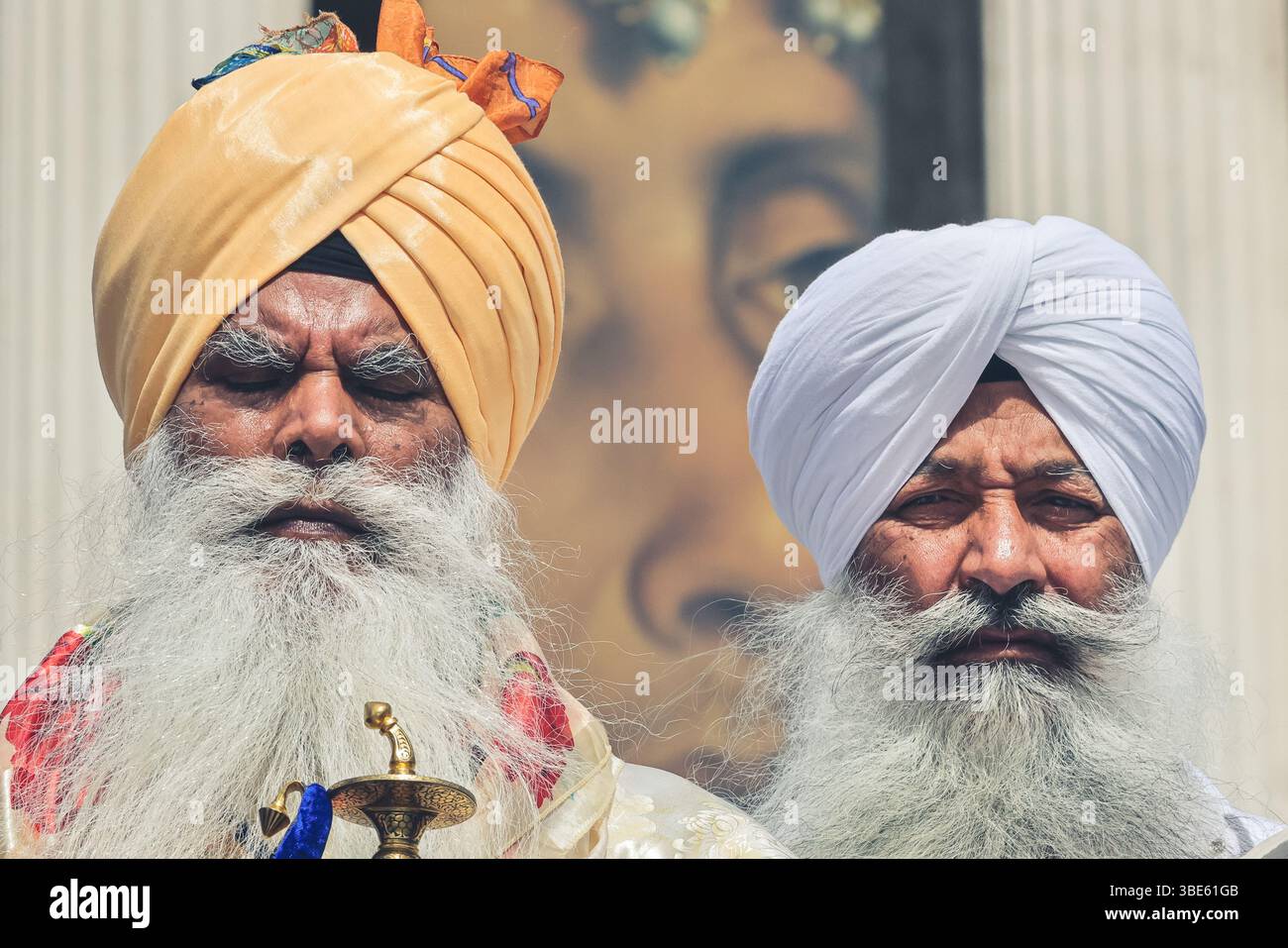 Sikh-Männer in traditioneller Kleidung und Turban eröffnen das Vaisakhi-Festival in London, England, Großbritannien Stockfoto