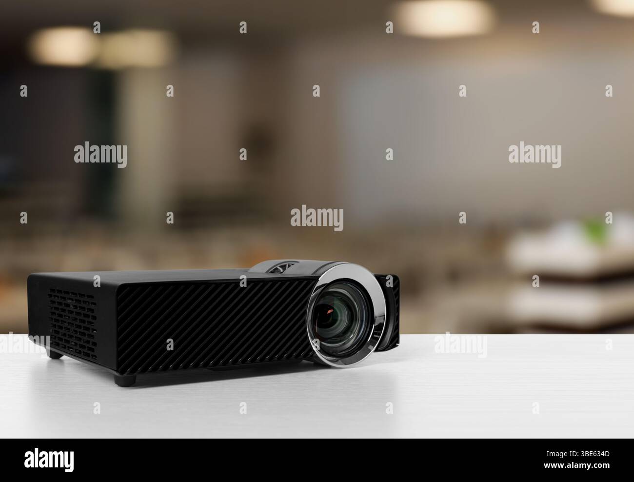 Moderner Videoprojektor auf weißem Tisch im Konferenzraum Stockfoto