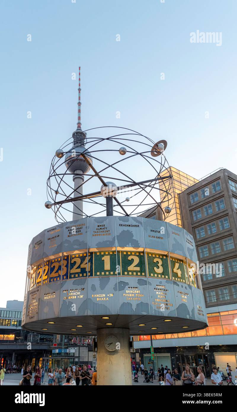 Die Weltzeituhr, auch bekannt als Urania Weltzeituhr, ist eine Weltzeituhr im Turmstil, die sich auf dem öffentlichen Platz von Alexan befindet Stockfoto