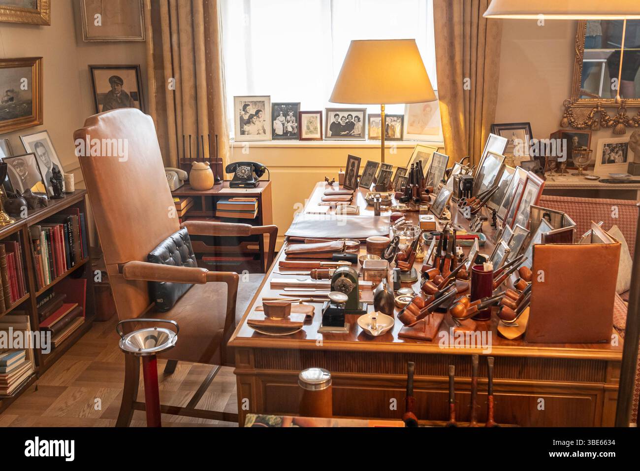 Der Schreibtisch von Friedrich IX. Dänischer Pfeifenliebhaber König im königlichen Schloss Amalienborg in Kopenhagen Stockfoto