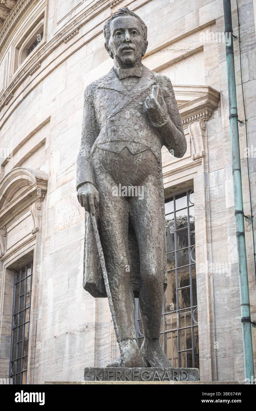 Statue des dänischen Philosophen Soren Kierkegaard vor der Kirche Frederik V. in Kopenhagen, Dänemark Stockfoto