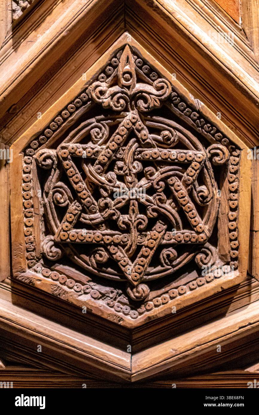 Antike Tür mit David-Stern aus Holz im Davids Samling Museum in Kopenhagen Stockfoto