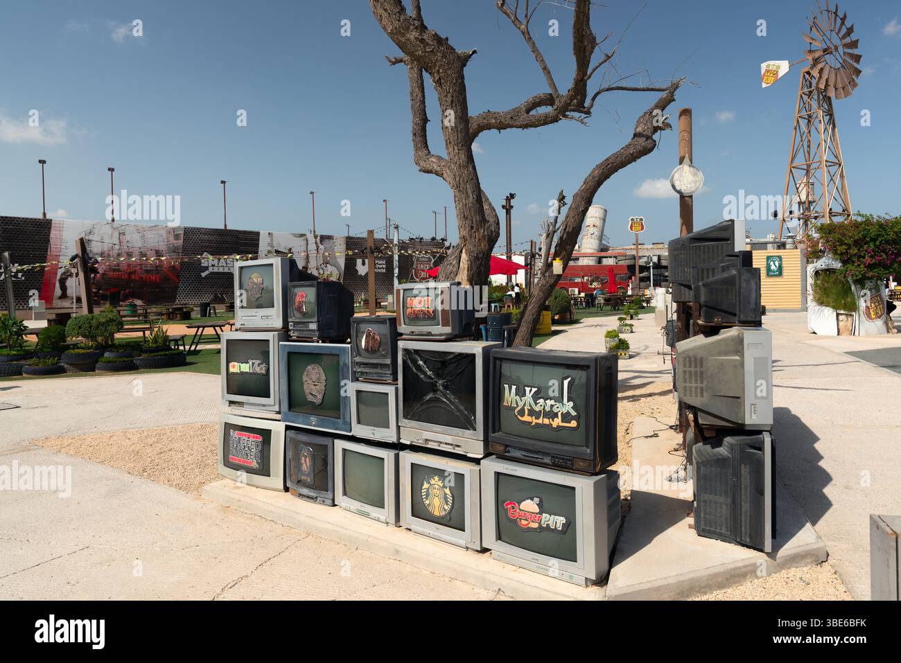 Dubai, VAE - 5. Februar 2023: Eine Mauer alter CRT-Fernseher befindet sich auf dem Boden unter freiem Himmel an der letzten Ausfahrt der AUH, die auf der Autobahn E11 b abfährt Stockfoto