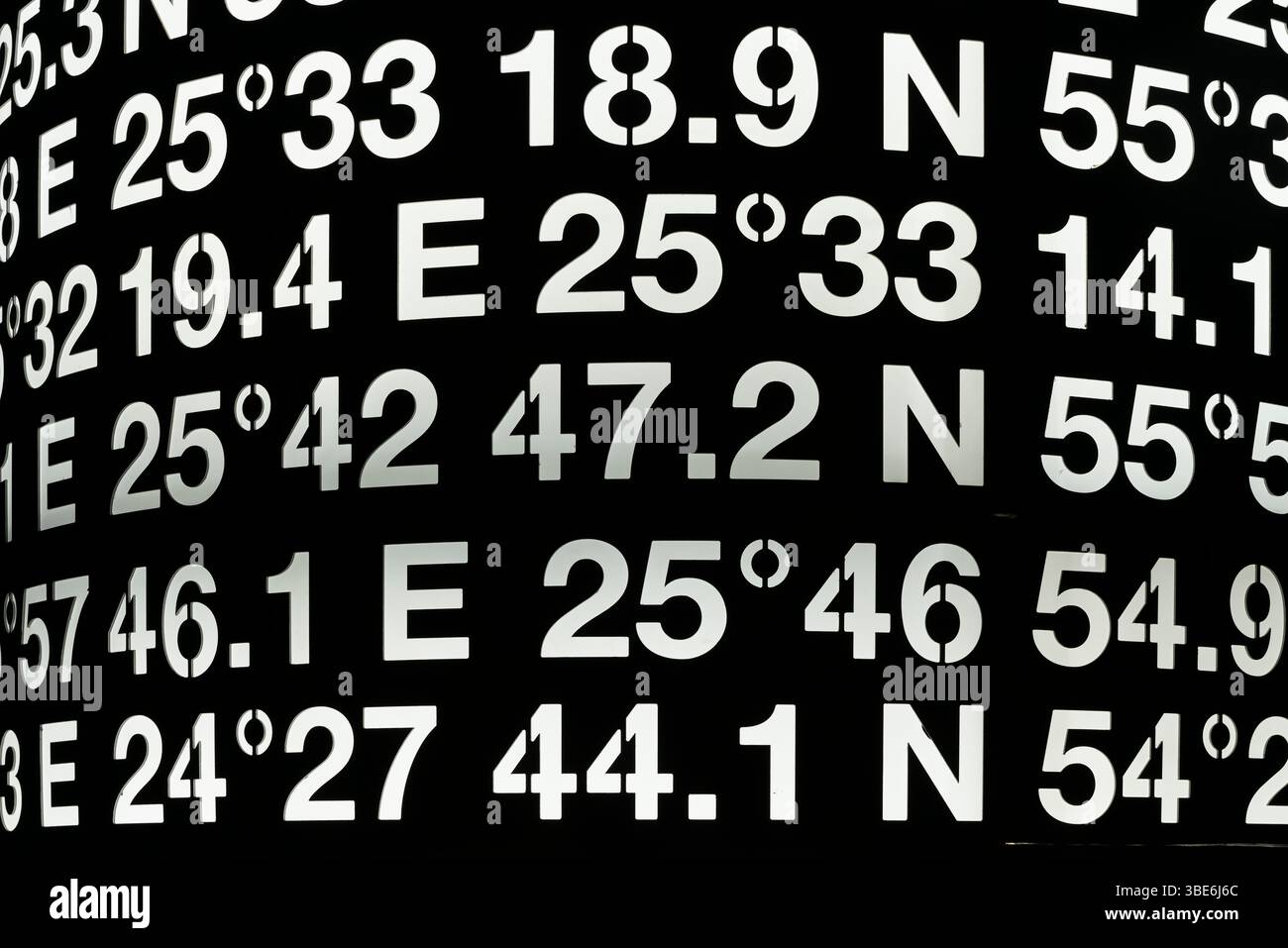 Eine Nahaufnahme des beleuchteten „Directions“-Kunstzylinders zeigt weiße leuchtende Koordinaten auf schwarzem Hintergrund bei Nacht auf Samaliyah Island Stockfoto