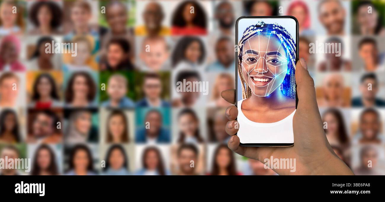 Eine Person hält ein Smartphone, das einen Gesichtserkennungsscan ihres Gesichts anzeigt Stockfoto