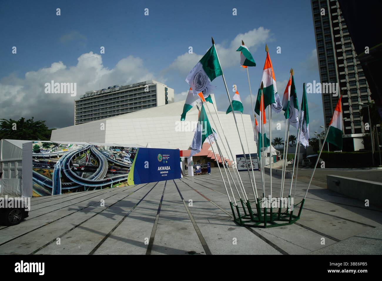 Abidjan, Elfenbeinküste Flags fliegen während der Jahrestagung der Afrikanischen Entwicklungsbank AfDB in Abidjan, Elfenbeinküste, am 27. Mai 2025. Abidjan Elfenbeinküste Copyright: XMatrixxImagesx/xJosephxZahuix Stockfoto