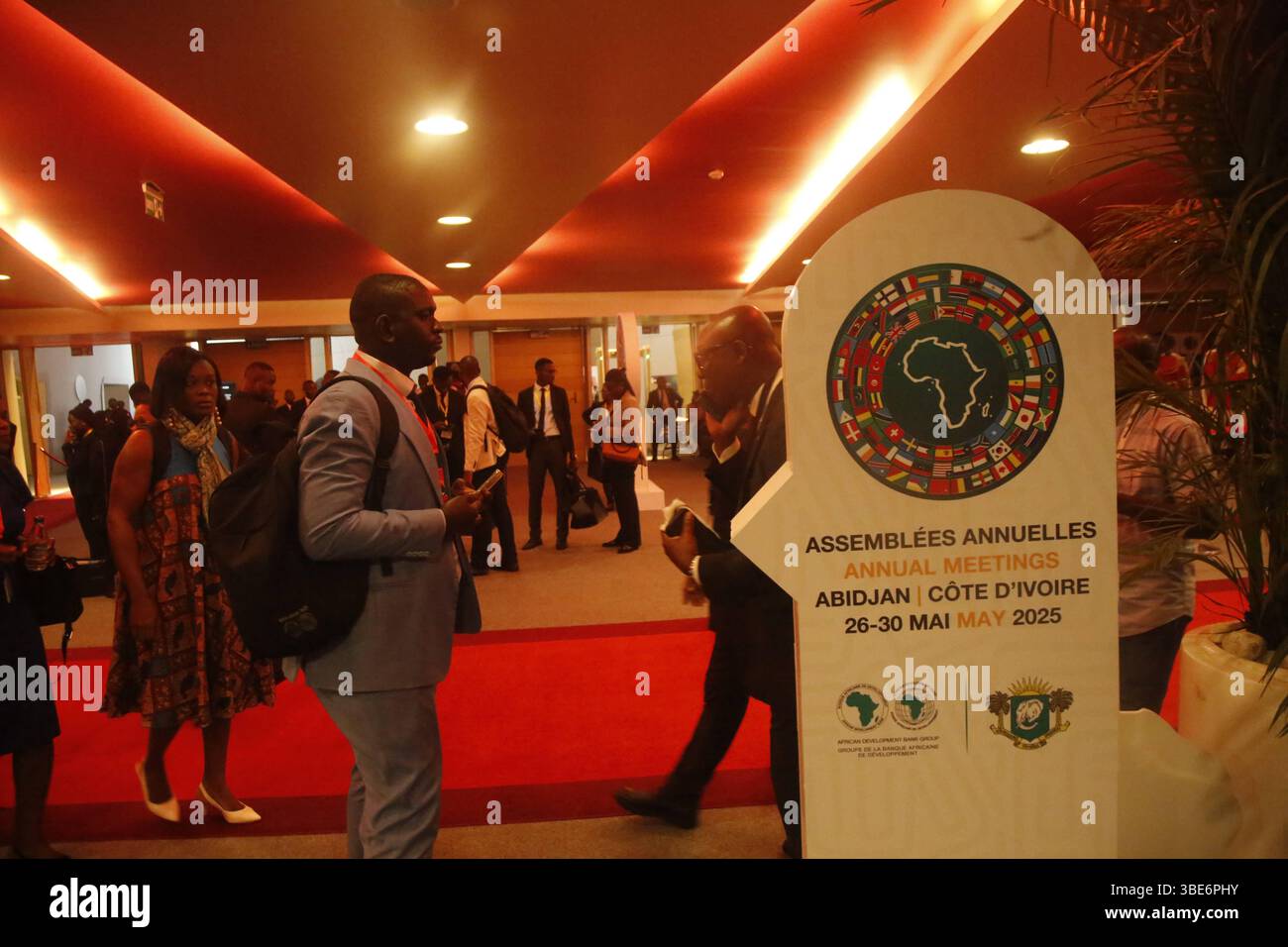 Abidjan, Elfenbeinküste die Teilnehmer kommen während der Jahrestagung der Afrikanischen Entwicklungsbank AfDB in Abidjan, Elfenbeinküste, am 27. Mai 2025. Abidjan Elfenbeinküste Copyright: XMatrixxImagesx/xJosephxZahuix Stockfoto
