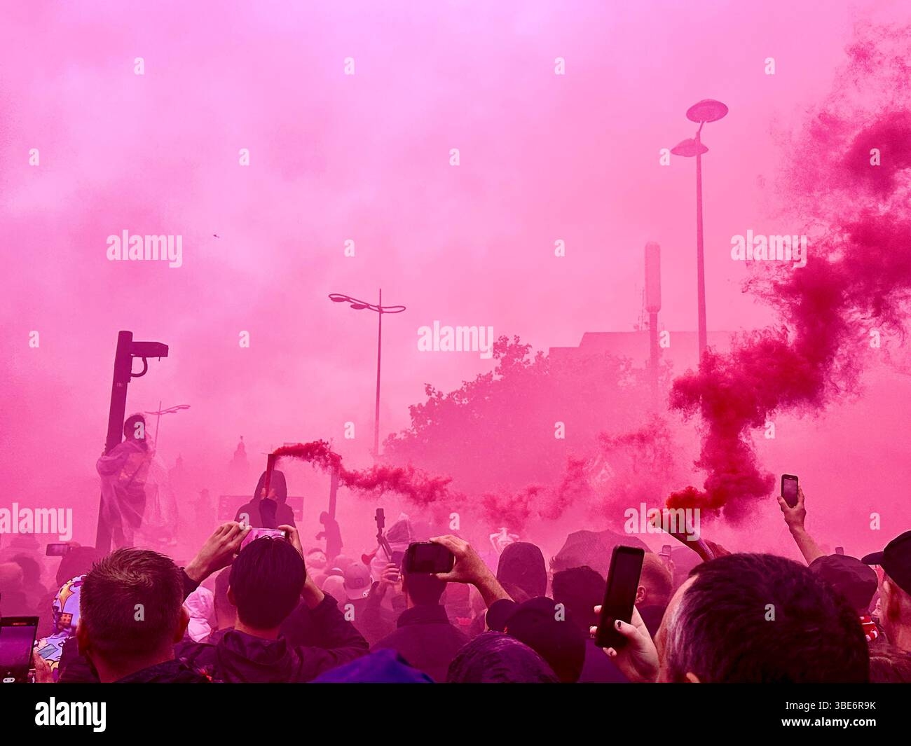 Die Fans zünden bei der Siegesparade des FC Liverpool in der Strand Street, Liverpool, England, am 26. Mai 2025, mit Blick auf das Liver Building. - Smartphone-aufgenommenes Stockfoto