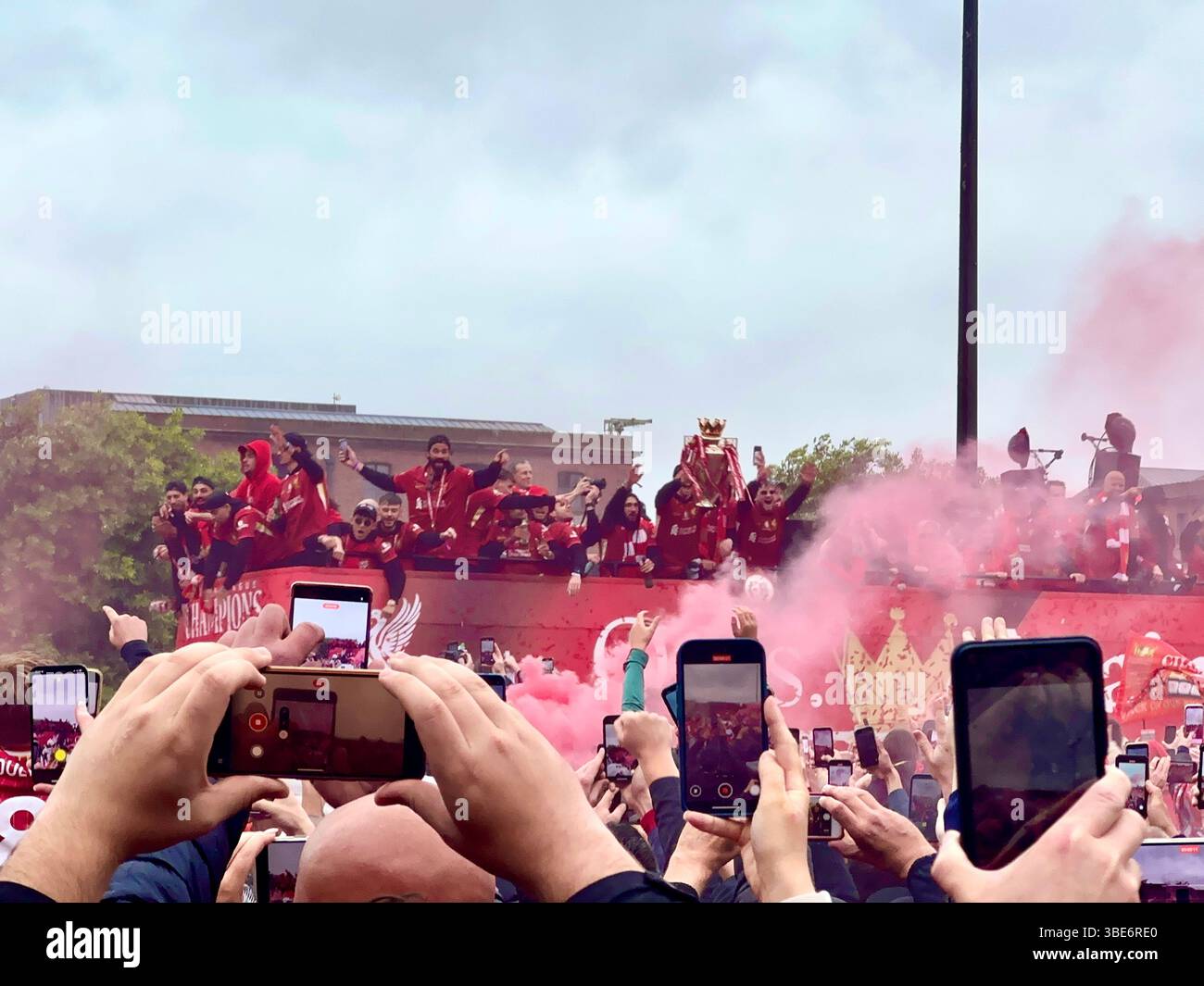 Die Trophäe LFC und die Spieler auf der offenen Busparade feiern ihren Sieg in der Premier League! Strand Street, Liverpool, Großbritannien. Mai 2025. - Smartphone-aufgenommenes Stockfoto