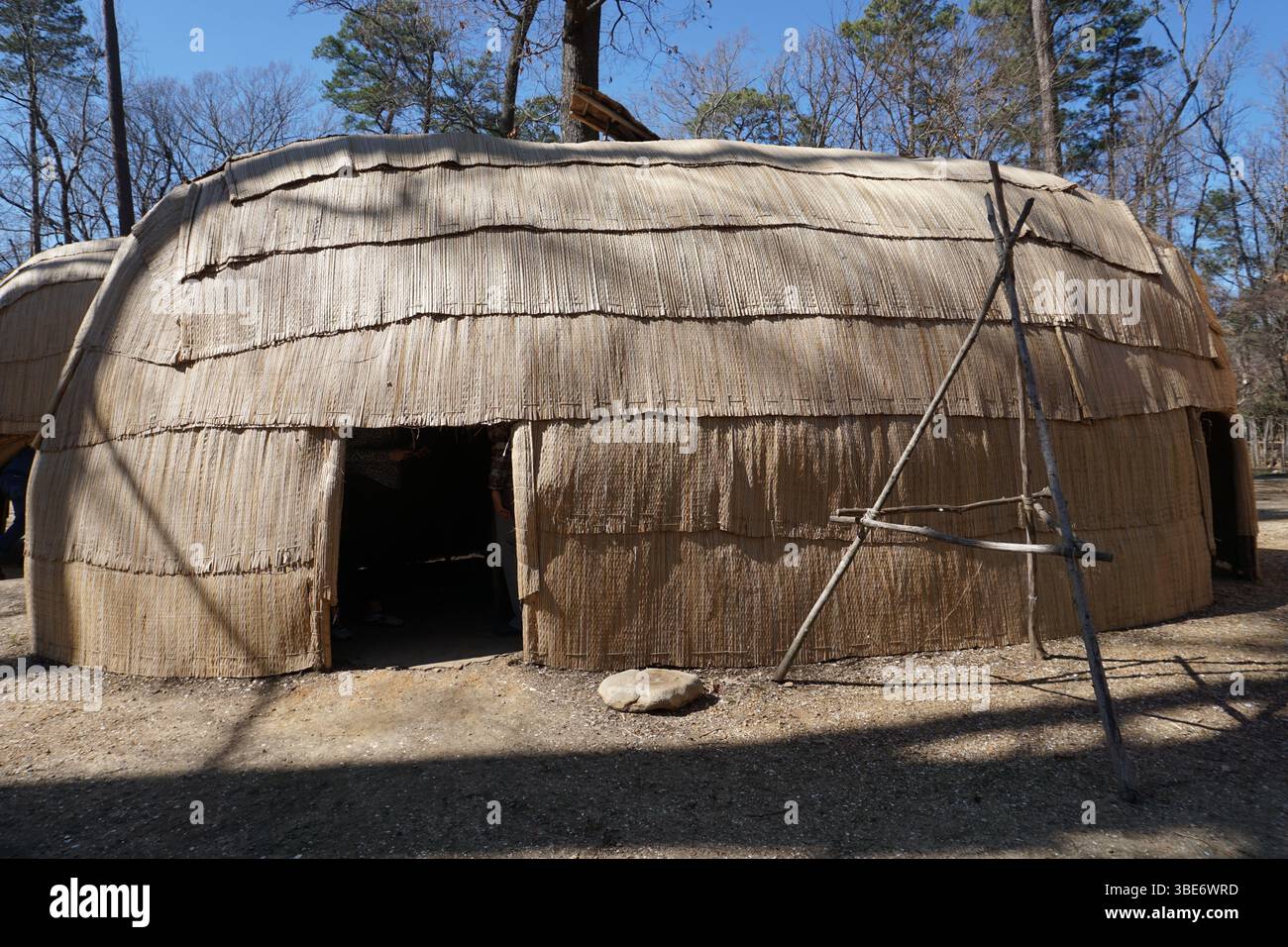 Yehakhin Hütte, Zelthof der Ureinwohner, im Powhatan Indian Village of the Jamestown Settlement in Jamestown, Virginia Stockfoto