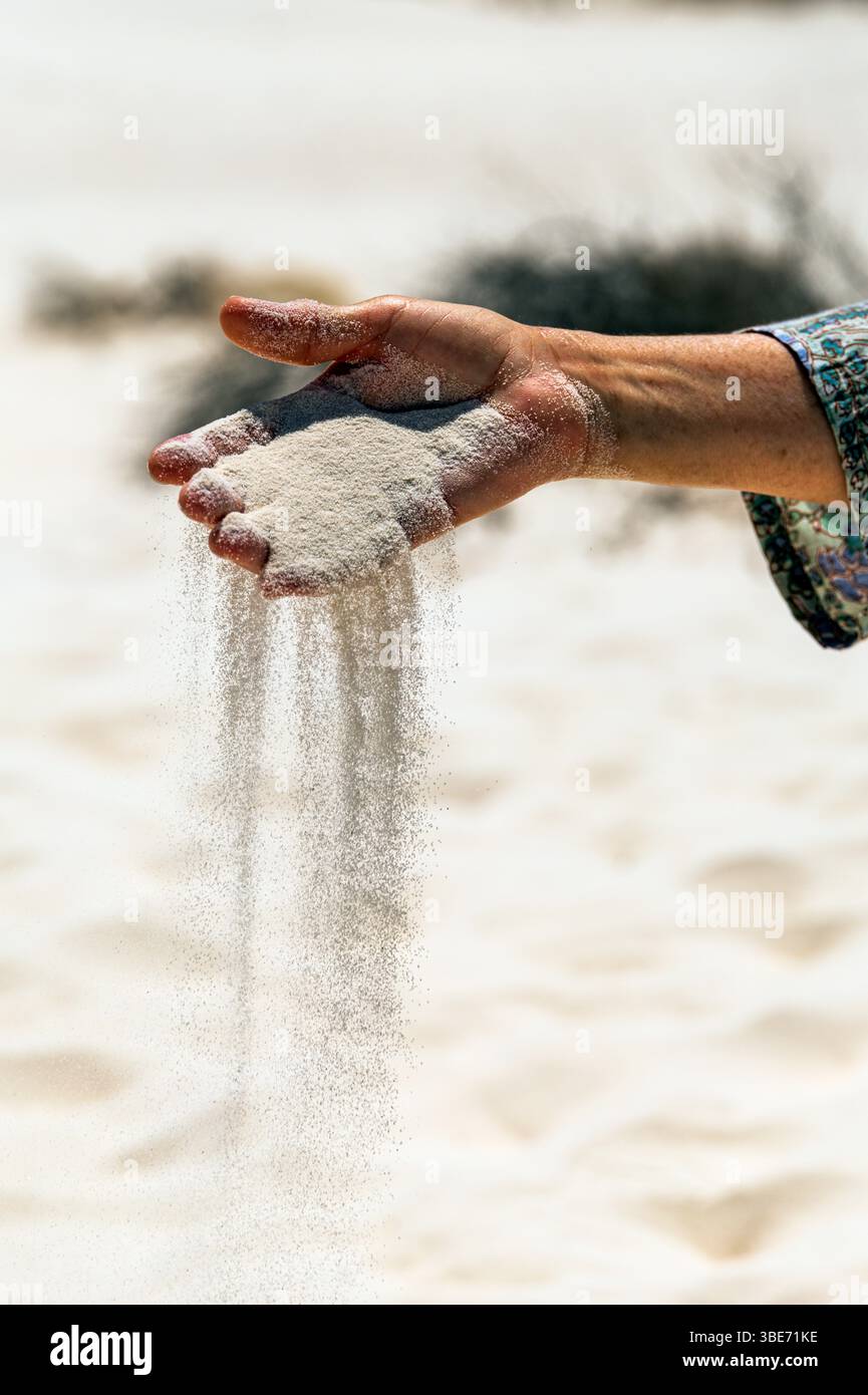 Nahaufnahme von Frauen Hand Sifting Sand; Dune Life Nature Trail; White Sands National Park; New Mexico; USA Stockfoto