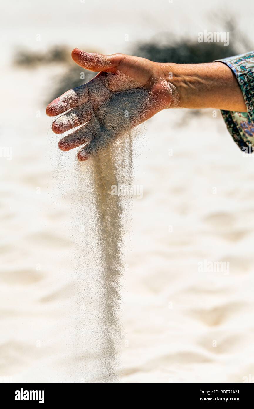 Nahaufnahme von Frauen Hand Sifting Sand; Dune Life Nature Trail; White Sands National Park; New Mexico; USA Stockfoto