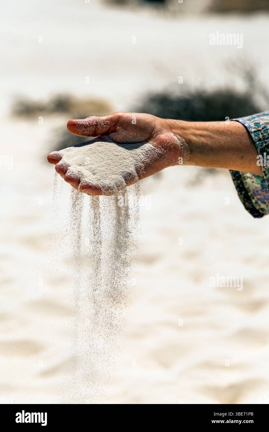 Nahaufnahme von Frauen Hand Sifting Sand; Dune Life Nature Trail; White Sands National Park; New Mexico; USA Stockfoto