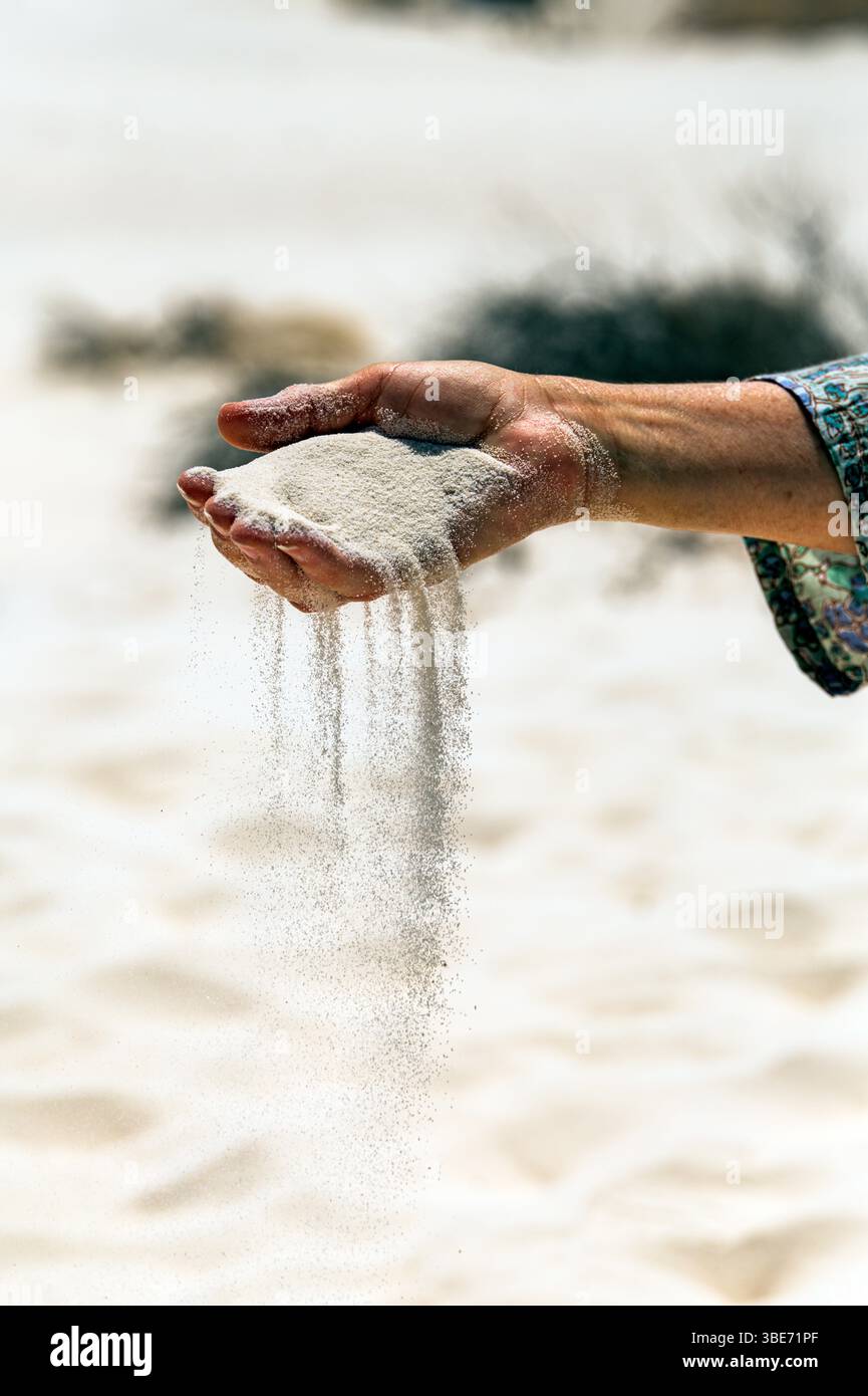 Nahaufnahme von Frauen Hand Sifting Sand; Dune Life Nature Trail; White Sands National Park; New Mexico; USA Stockfoto