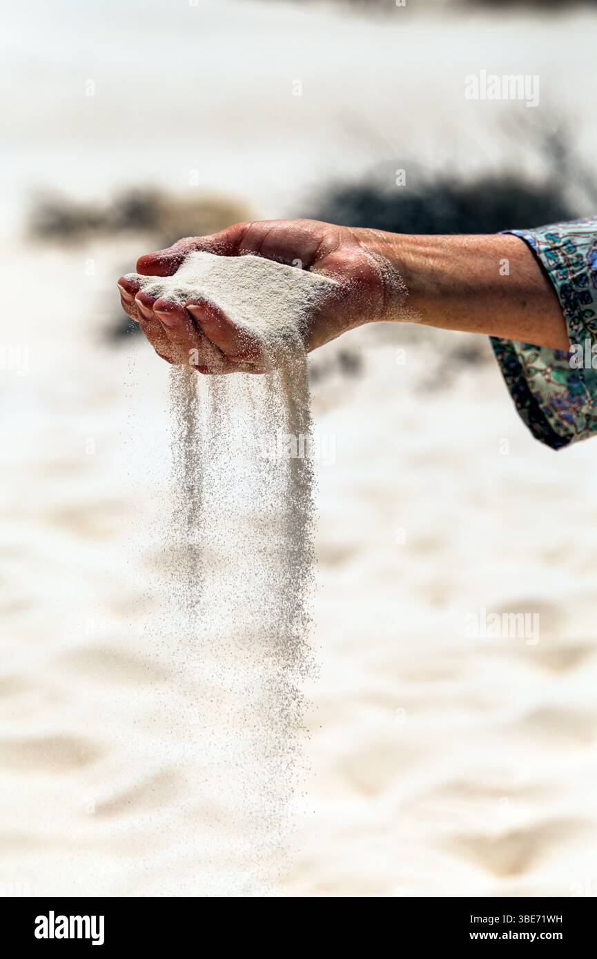 Nahaufnahme von Frauen Hand Sifting Sand; Dune Life Nature Trail; White Sands National Park; New Mexico; USA Stockfoto