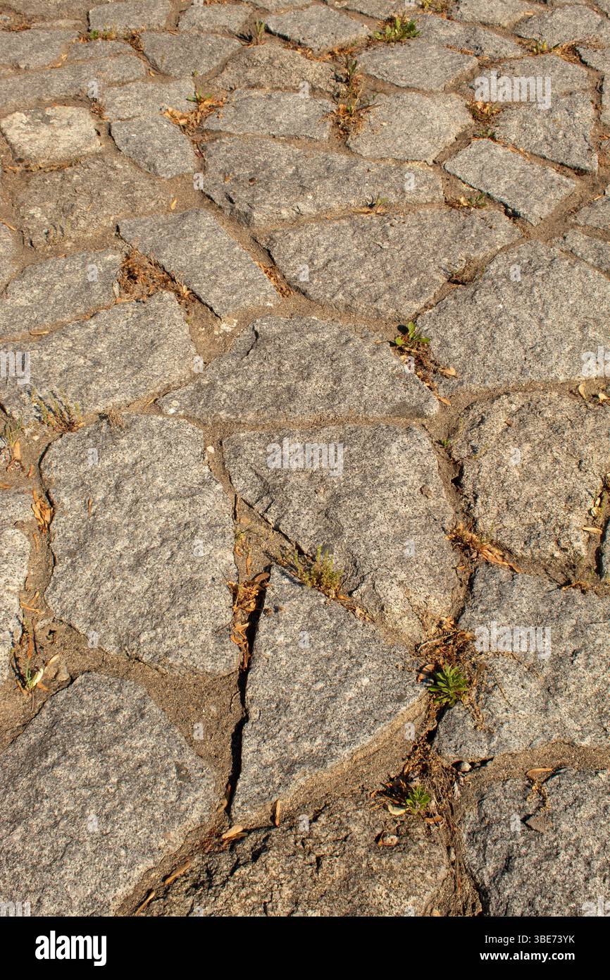 Steinwürfel mit Beton auf dem Boden. Flache Lagen Stockfoto