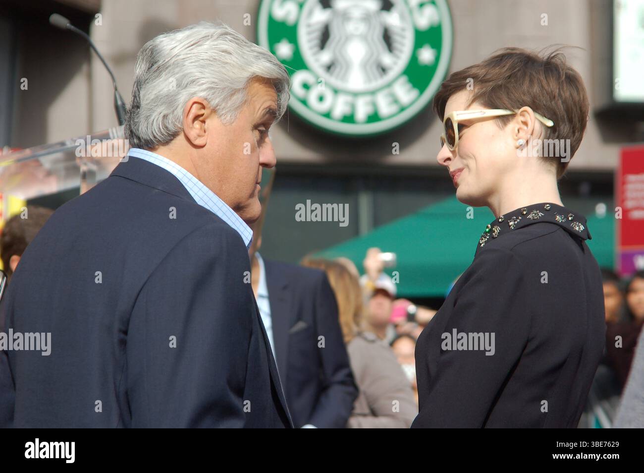Jay Leno und Anne Hathaway teilen einen fröhlichen Moment bei Hugh Jackmans Hollywood Walk of Fame Star Ceremony und zeigen ihre Unterstützung für den ehrenwerten Schauspieler. Stockfoto