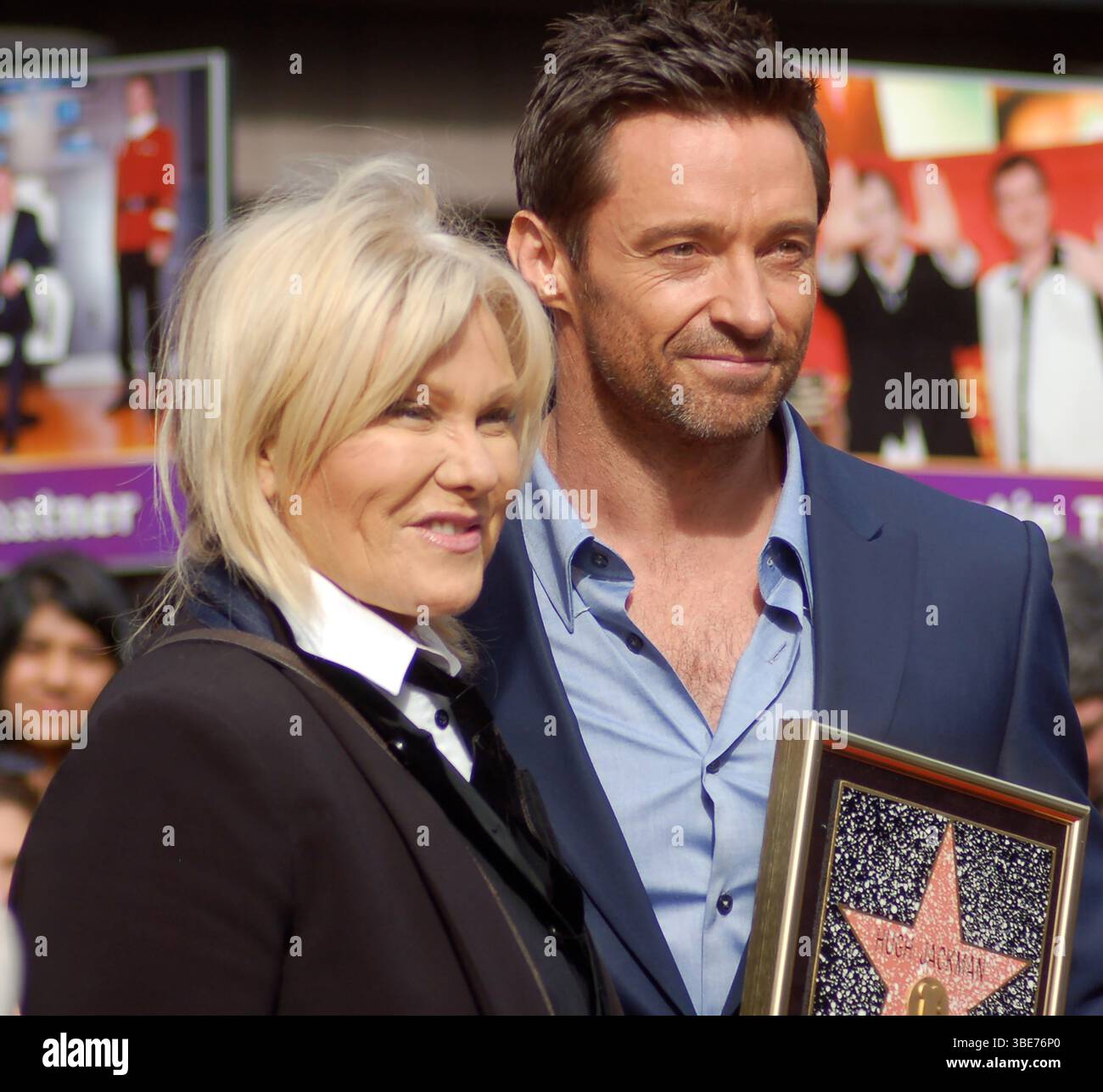 Hugh Jackman mit seiner Frau Deborra-Lee Furness bei seiner Hollywood Walk of Fame Star Zeremonie. Stockfoto