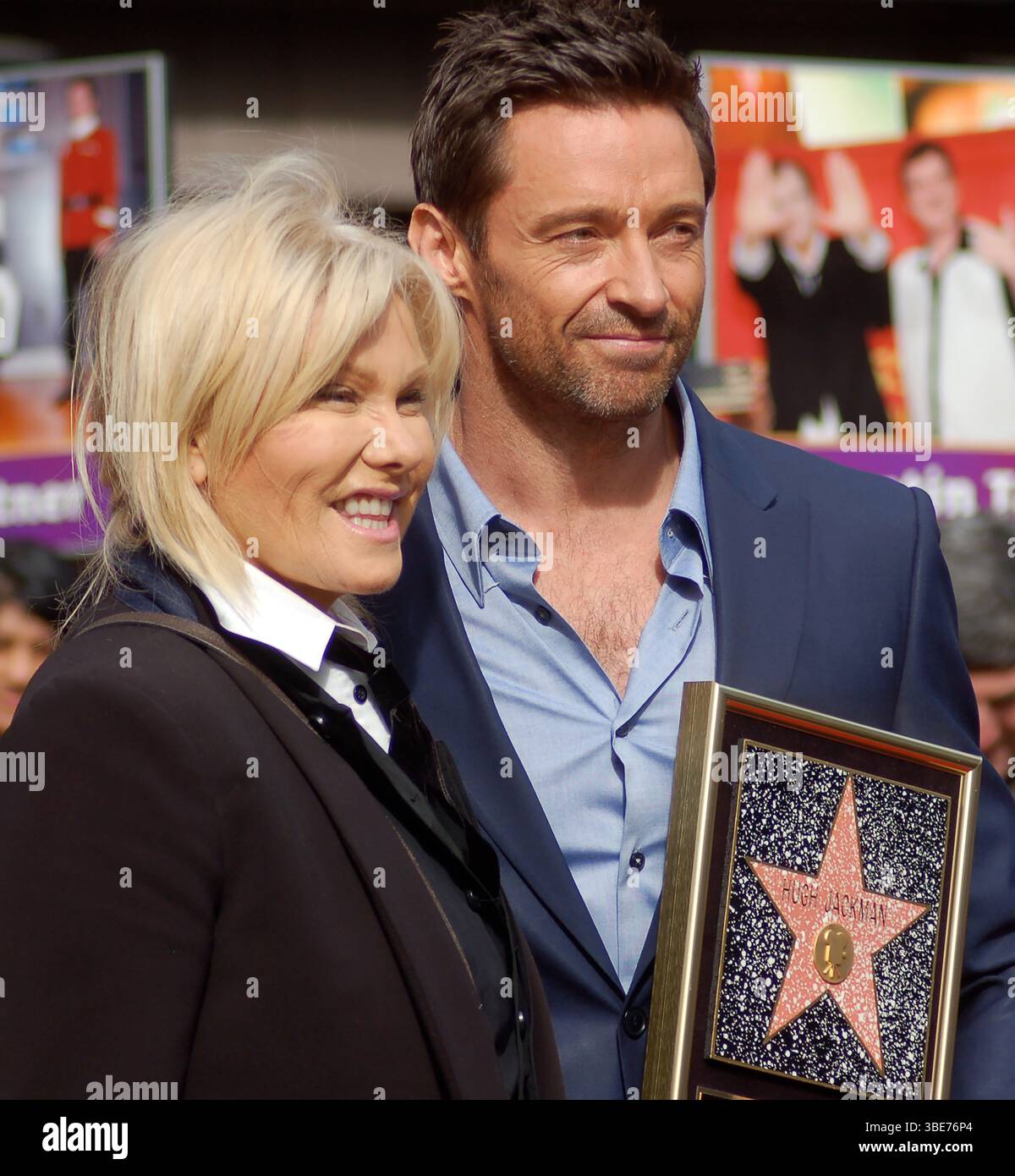Hugh Jackman mit seiner Frau Deborra-Lee Furness bei seiner Hollywood Walk of Fame Star Zeremonie. Stockfoto