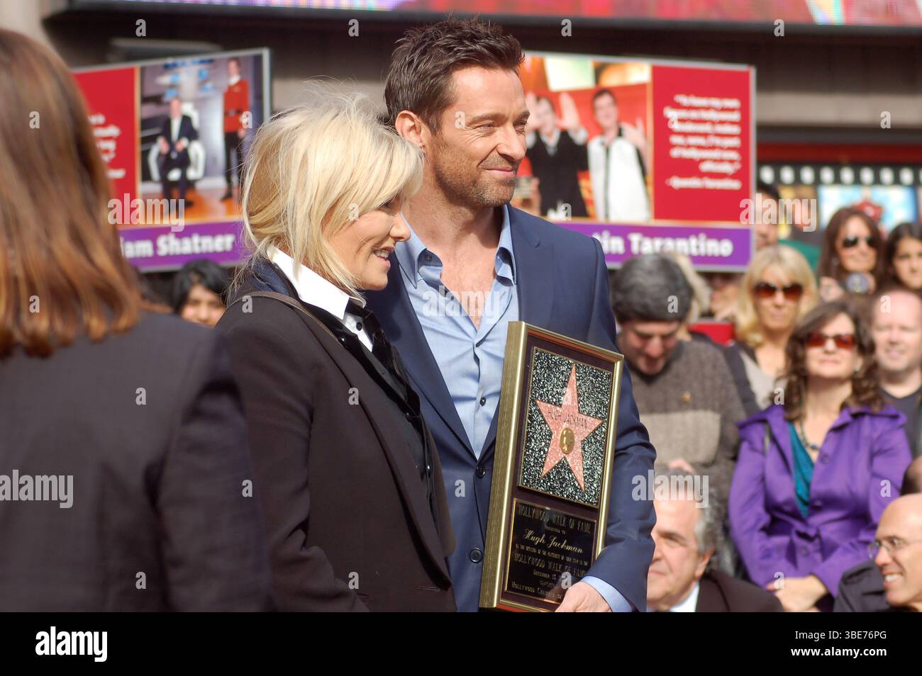 Hugh Jackman mit seiner Frau Deborra-Lee Furness bei seiner Hollywood Walk of Fame Star Zeremonie. Stockfoto