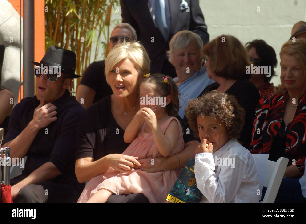 Deborra-Lee Furness mit den Kindern Ava und Oscar nehmen am 21. April 2009 an Hugh Jackmans Hand- und Fußabdruckzeremonie im Grauman's Chinese Theatre in Hollywood, Los Angeles, Kalifornien Teil. Stockfoto