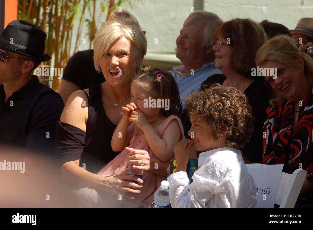 Deborra-Lee Furness mit den Kindern Ava und Oscar nehmen am 21. April 2009 an Hugh Jackmans Hand- und Fußabdruckzeremonie im Grauman's Chinese Theatre in Hollywood, Los Angeles, Kalifornien Teil. Stockfoto